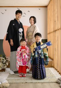 家族全員で着物を着て七五三のお祝い