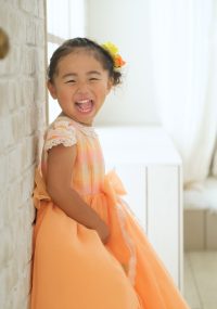 オレンジ色のドレスに負けないくらい明るい笑顔の女の子