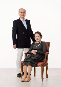 かわいらしい奥様とダンディなご主人　ご夫婦のシニアフォト