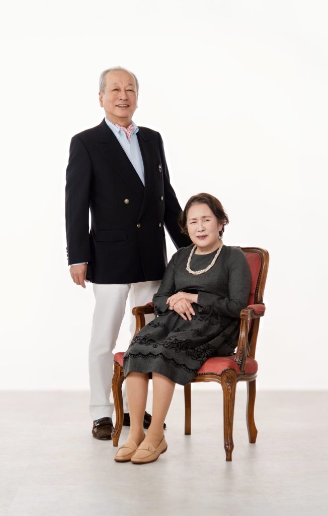 かわいらしい奥様とダンディなご主人　ご夫婦のシニアフォト