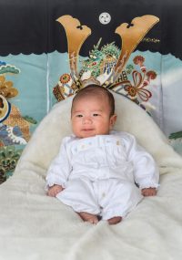 お祝い着を背景に可愛い男の子