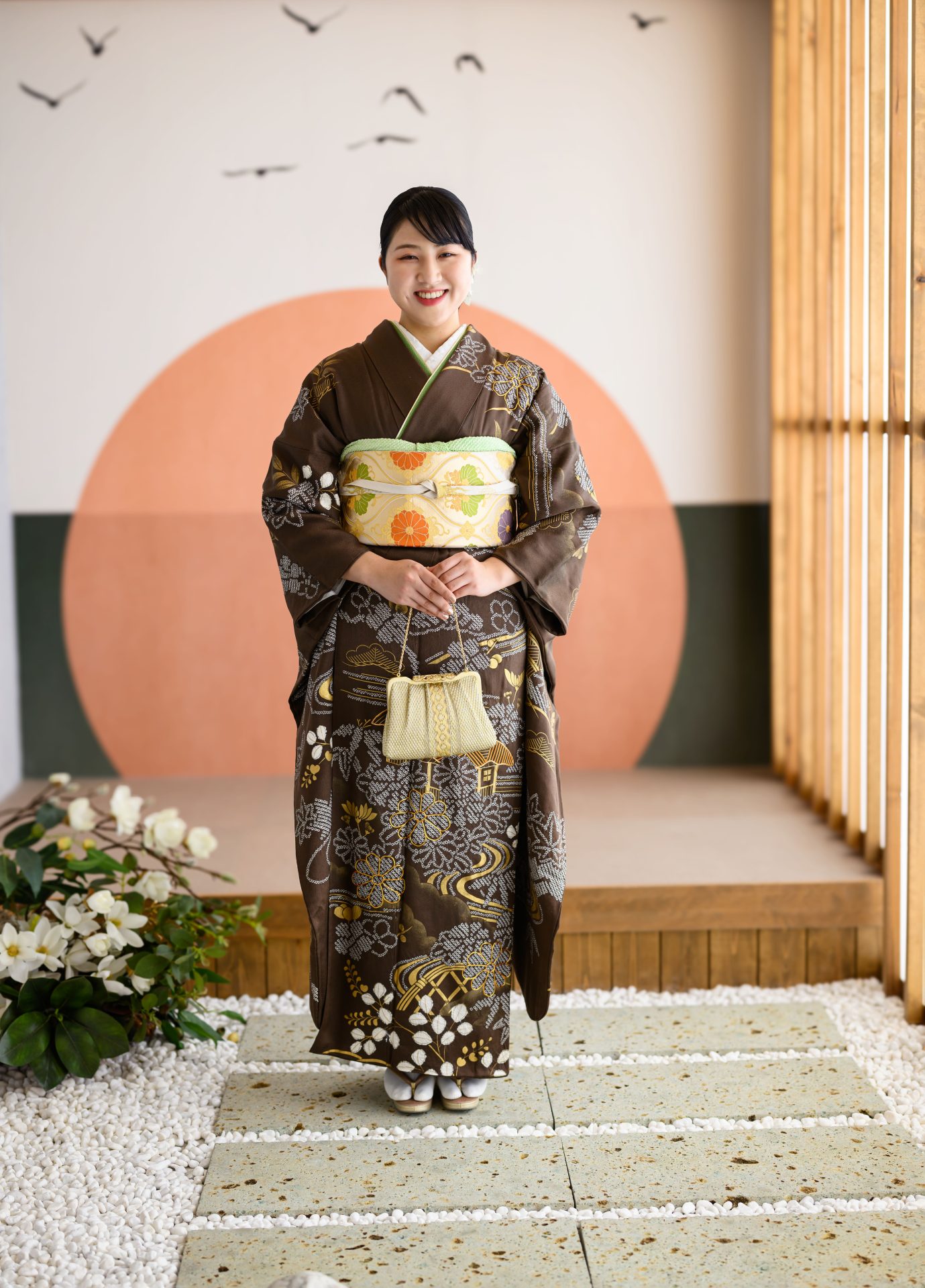 大人っぽいシックな色合いの振袖が良く似合うお嬢様