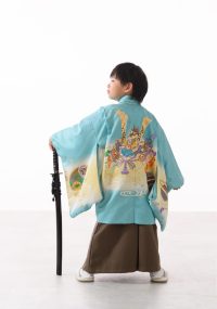 ５歳七五三　着物の背中の柄にも意味があります。兜の柄は邪気や災いから守られますようにという願い