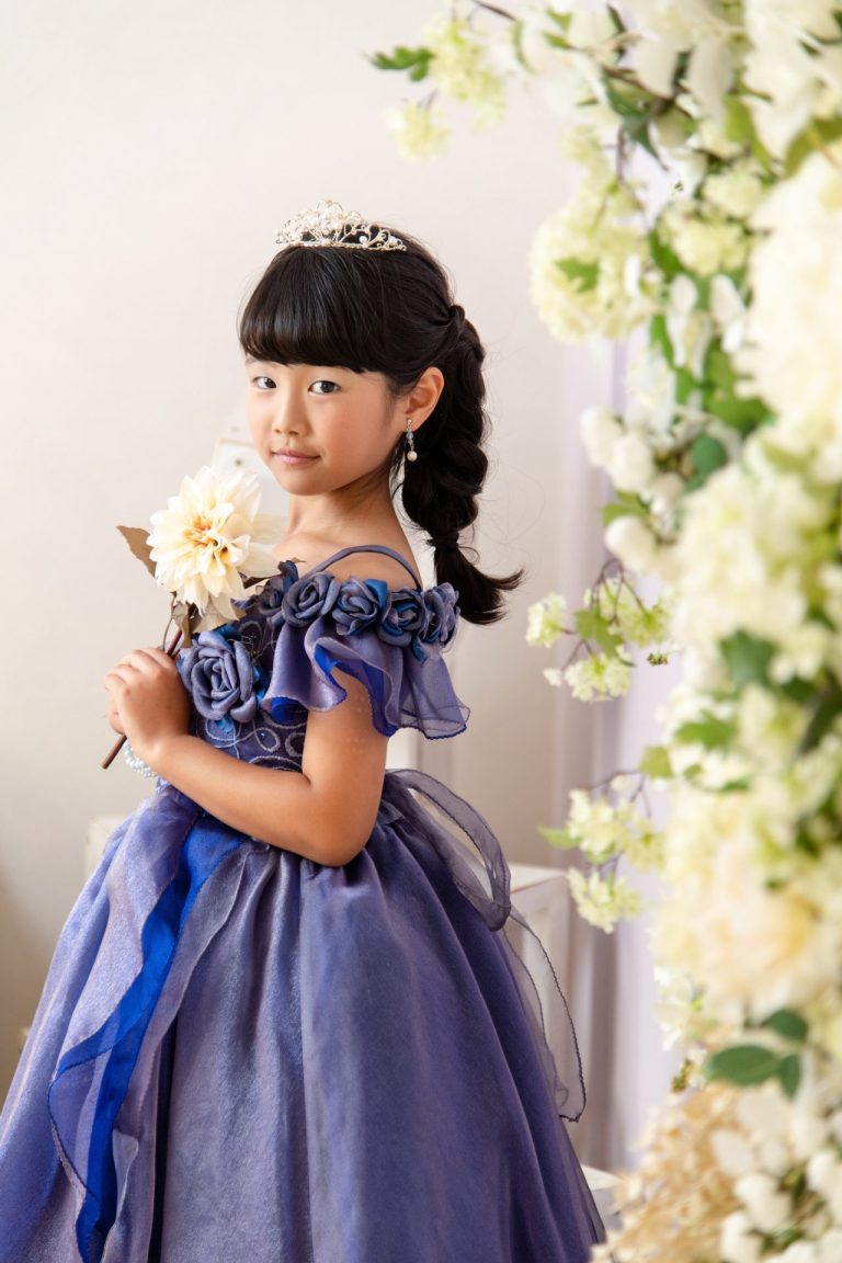 大人っぽい落ち着いた色のドレスを着てほほ笑む女の子