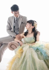ドレスアップしてクールに見つめあう新郎新婦様