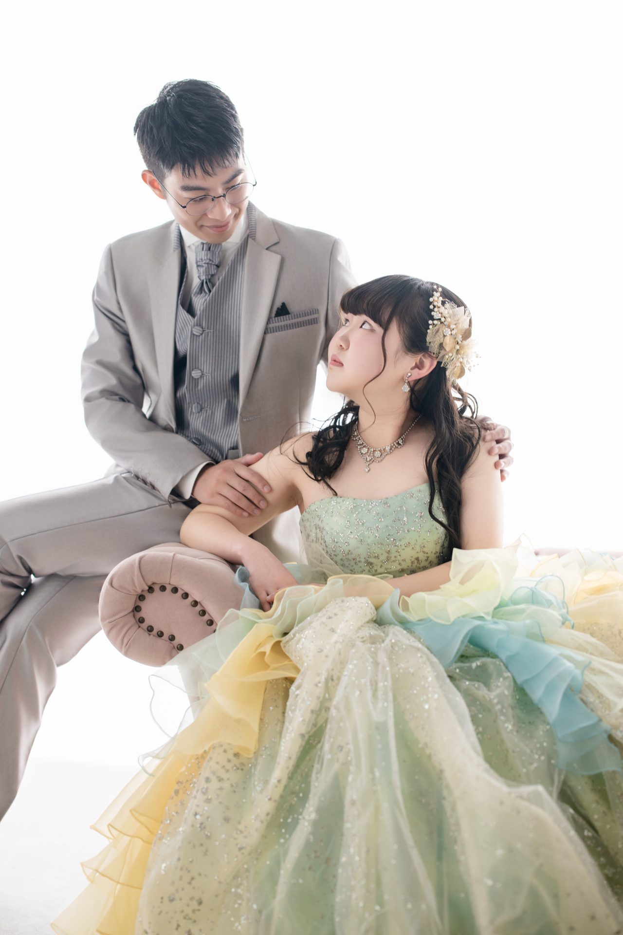 ドレスアップしてクールに見つめあう新郎新婦様