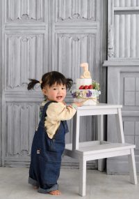1歳の誕生日記念　つかまり立ちが上手です