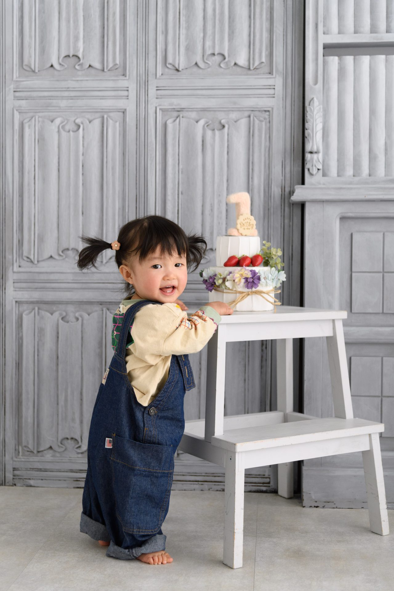 1歳の誕生日記念　つかまり立ちが上手です