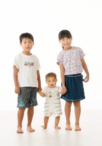 お姉ちゃんとお兄ちゃんと手を繋いで．．．
