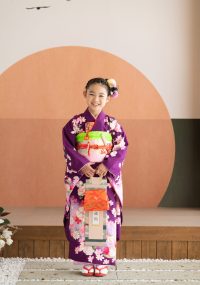 鮮やかな紫色の着物が良く似合う女の子