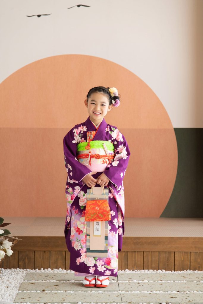 鮮やかな紫色の着物が良く似合う女の子