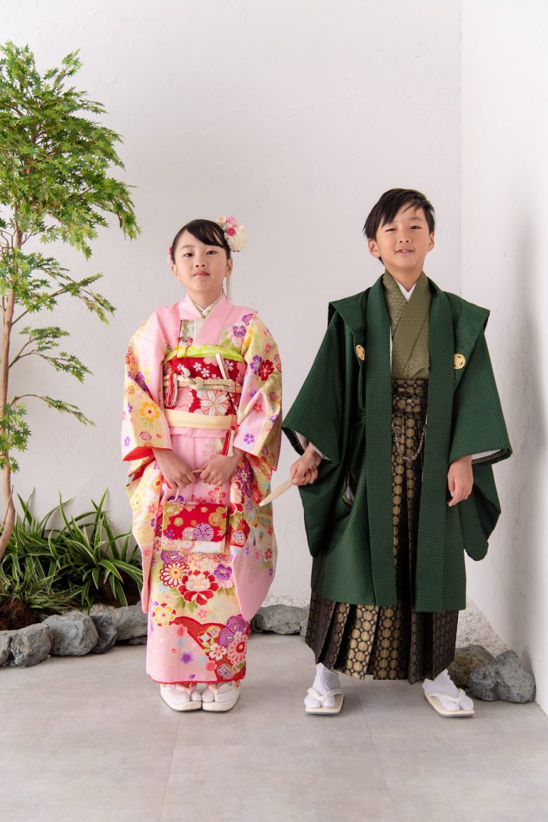 ハーフ成人のお兄ちゃんと７歳七五三の妹ちゃん　仲良しな二人