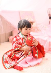 十二単風の着物を羽織り毬で遊ぶ女の子