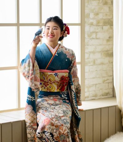ペットの手乗りインコと一緒に　お揃いの鮮やかな青色なのがすてき