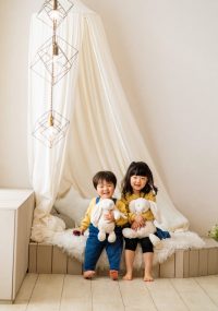 お揃いの洋服を着た、仲良しの姉弟ショット