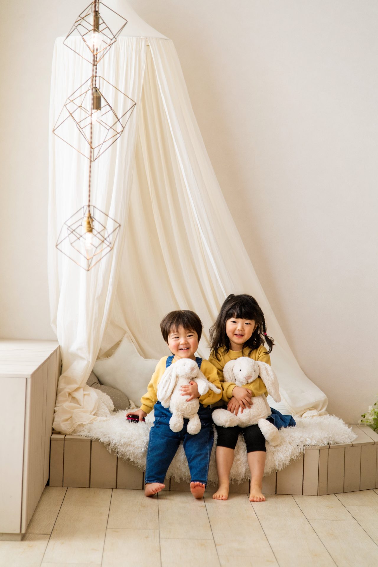 お揃いの洋服を着た、仲良しの姉弟ショット