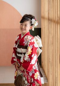 地毛でふんわりアップスタイルが良く似合う女の子