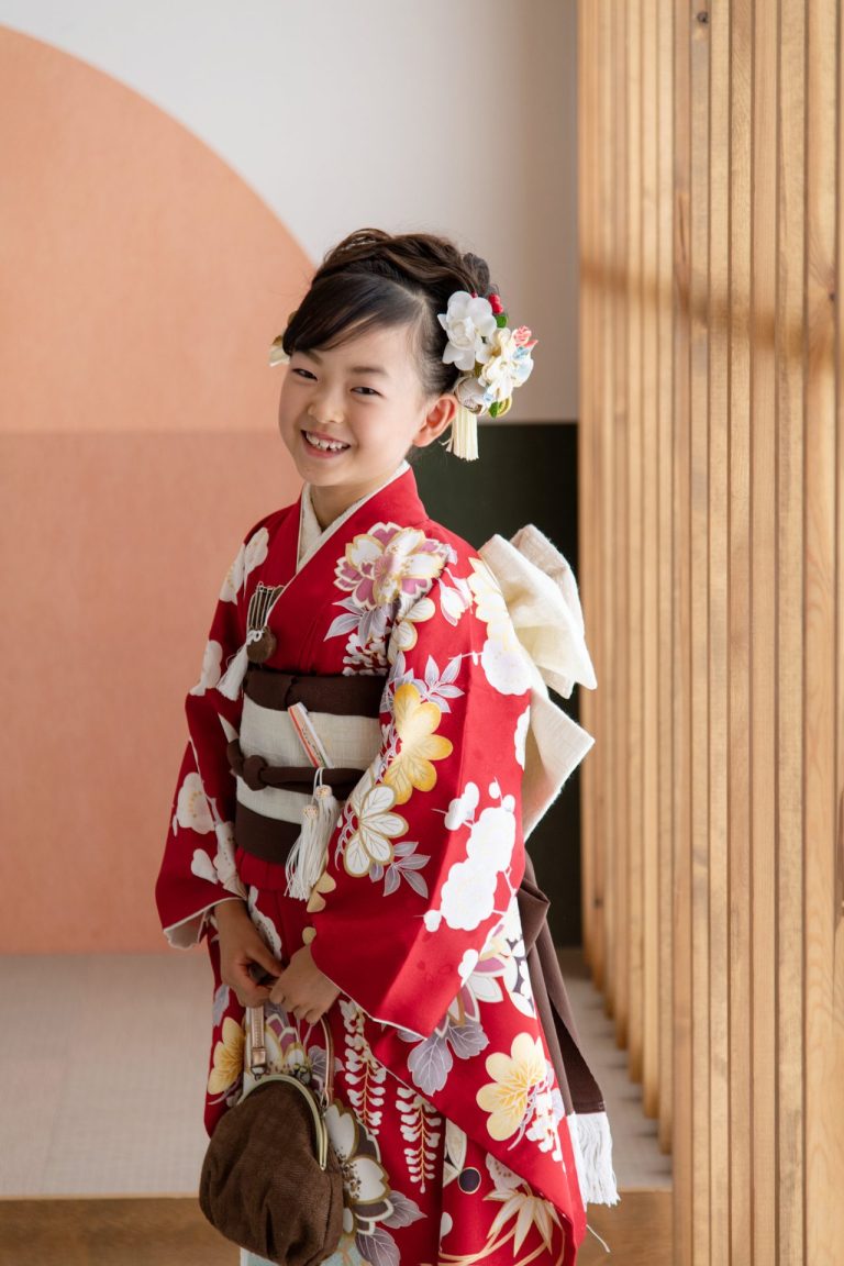 地毛でふんわりアップスタイルが良く似合う女の子