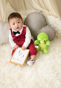 蝶ネクタイでおしゃれに決めたハーフバースデーの男の子