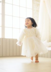 ドレスで楽しく走り回ってる瞬間をパチリ