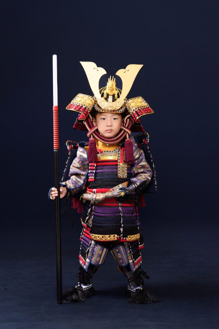 勇ましい甲冑姿の男の子