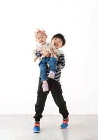 仲良しの兄妹　お兄ちゃんの抱っこで嬉しそう