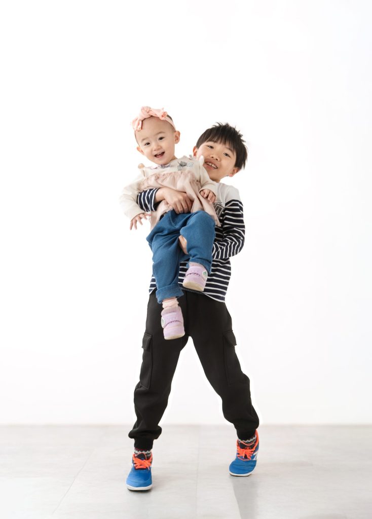 仲良しの兄妹　お兄ちゃんの抱っこで嬉しそう