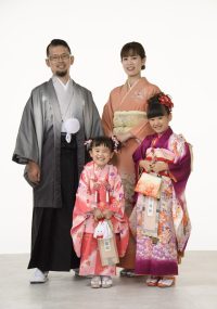 7歳と3歳の七五三　家族全員で着物で華やかに