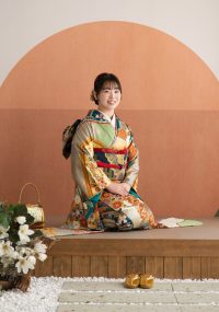 古典柄のお着物　正座姿が美しいです