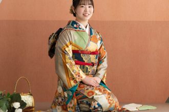 古典柄のお着物　正座姿が美しいです
