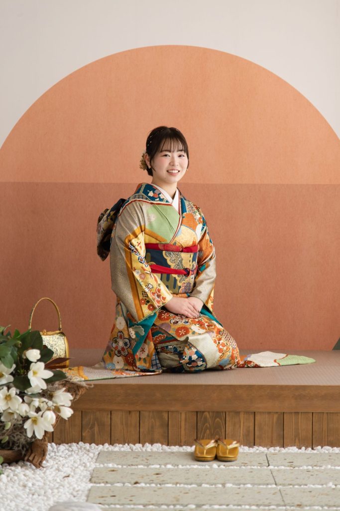 古典柄のお着物　正座姿が美しいです