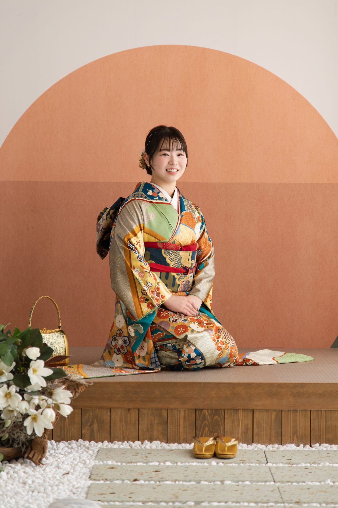 古典柄のお着物　正座姿が美しいです