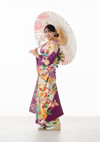 和傘を手に微笑む女性