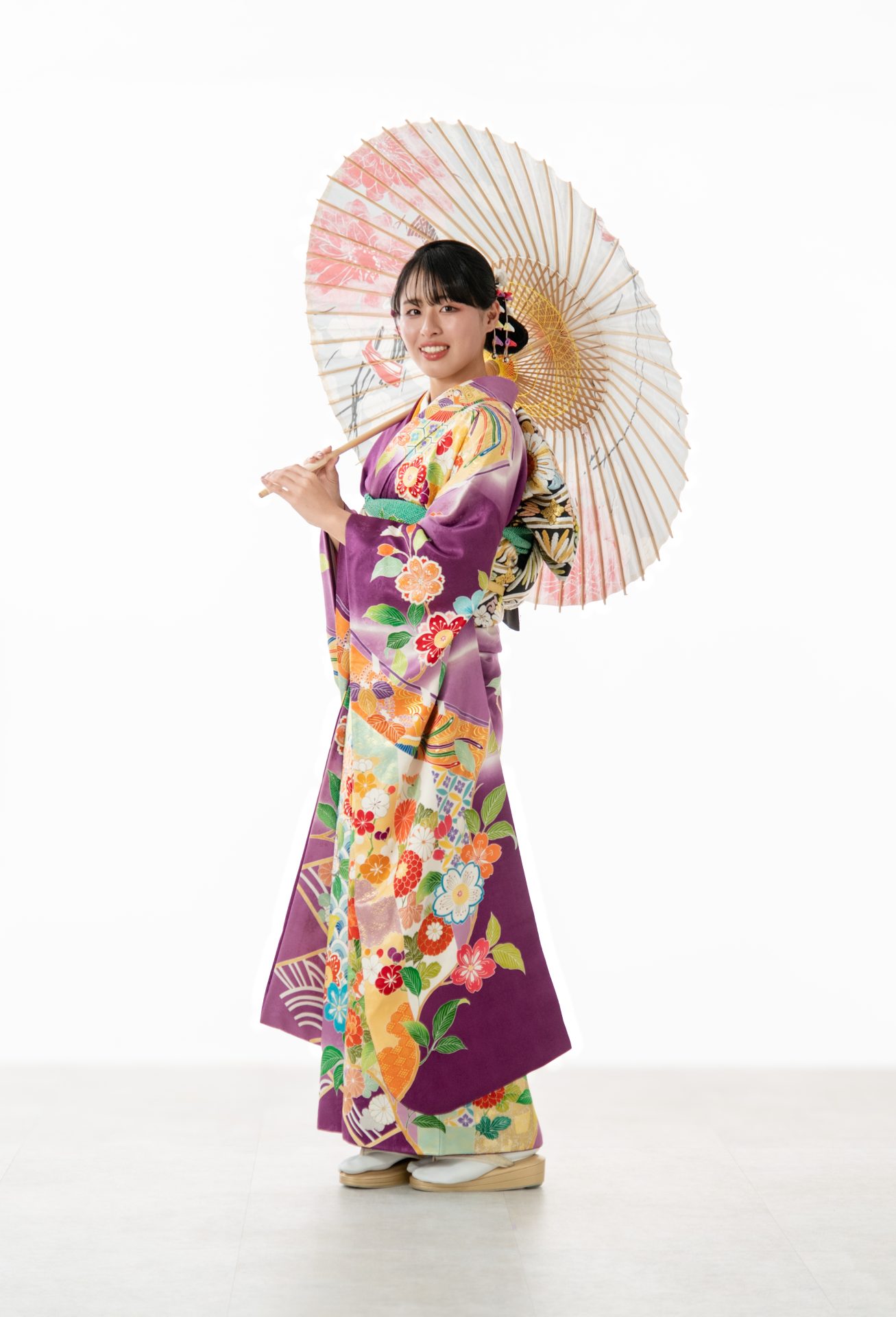 和傘を手に微笑む女性