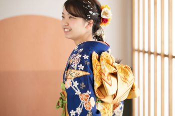鮮やかな青い着物