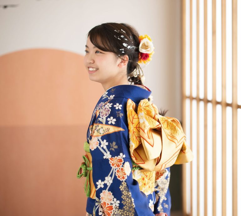 鮮やかな青い着物