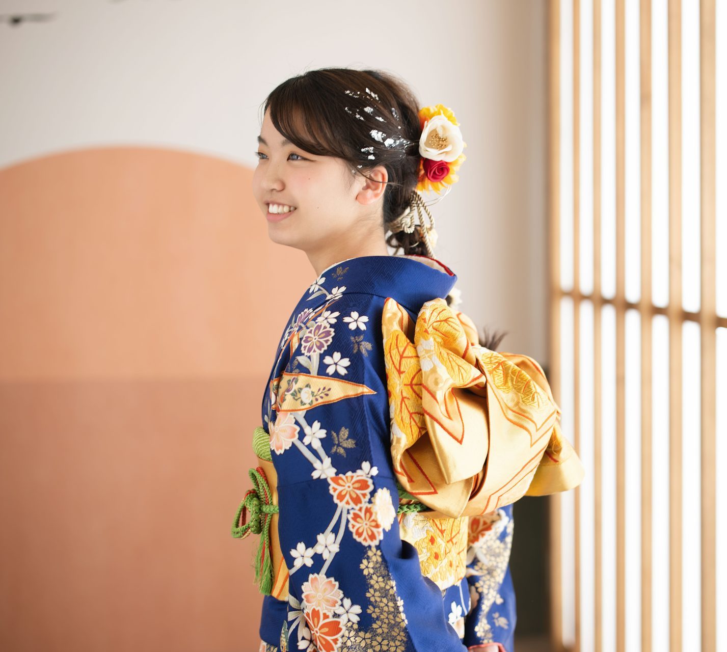 鮮やかな青い着物