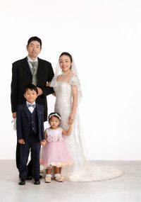 タキシードと上でドレスを纏った両親と二人のお子様