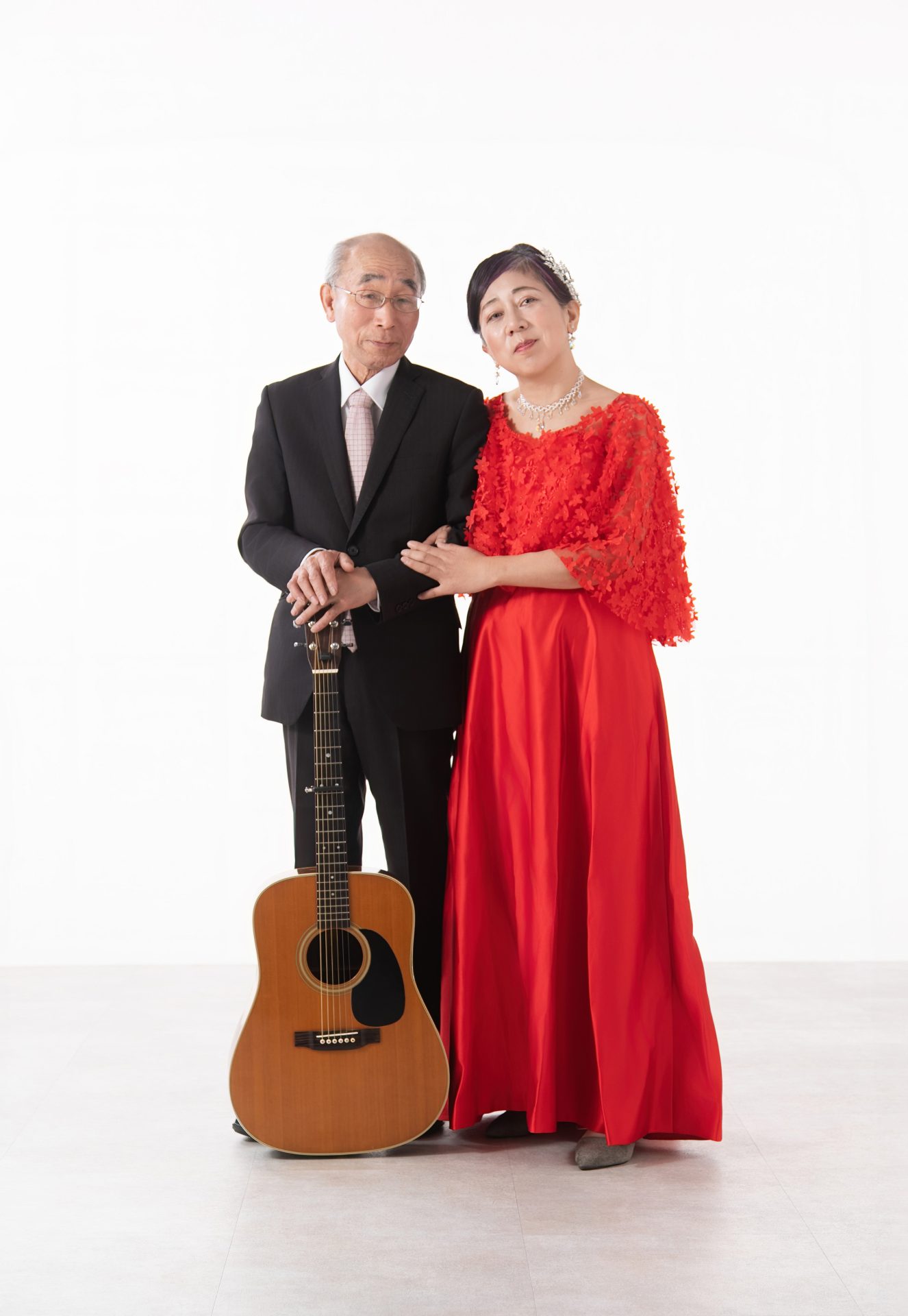 寄り添ってほほ笑むご夫婦