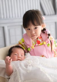 弟のお宮参りに、お姉ちゃんと２ショット