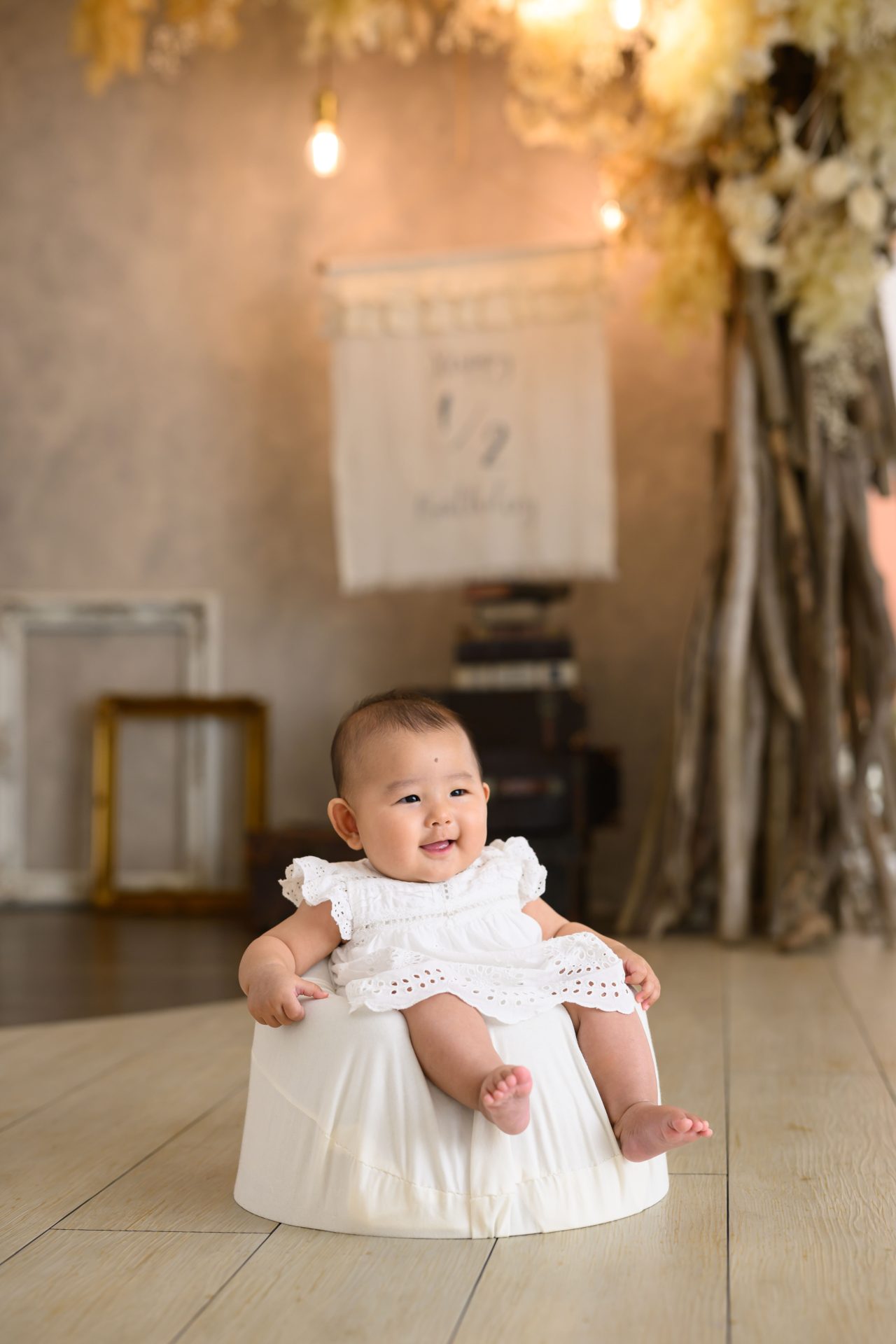 お座りの練習中　ハーフバースデーの赤ちゃん