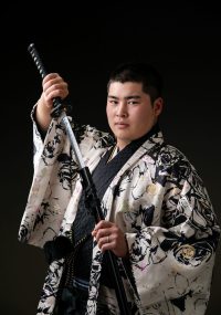黒い背景に白地の着物姿が映える　日本刀　凛々しい表情