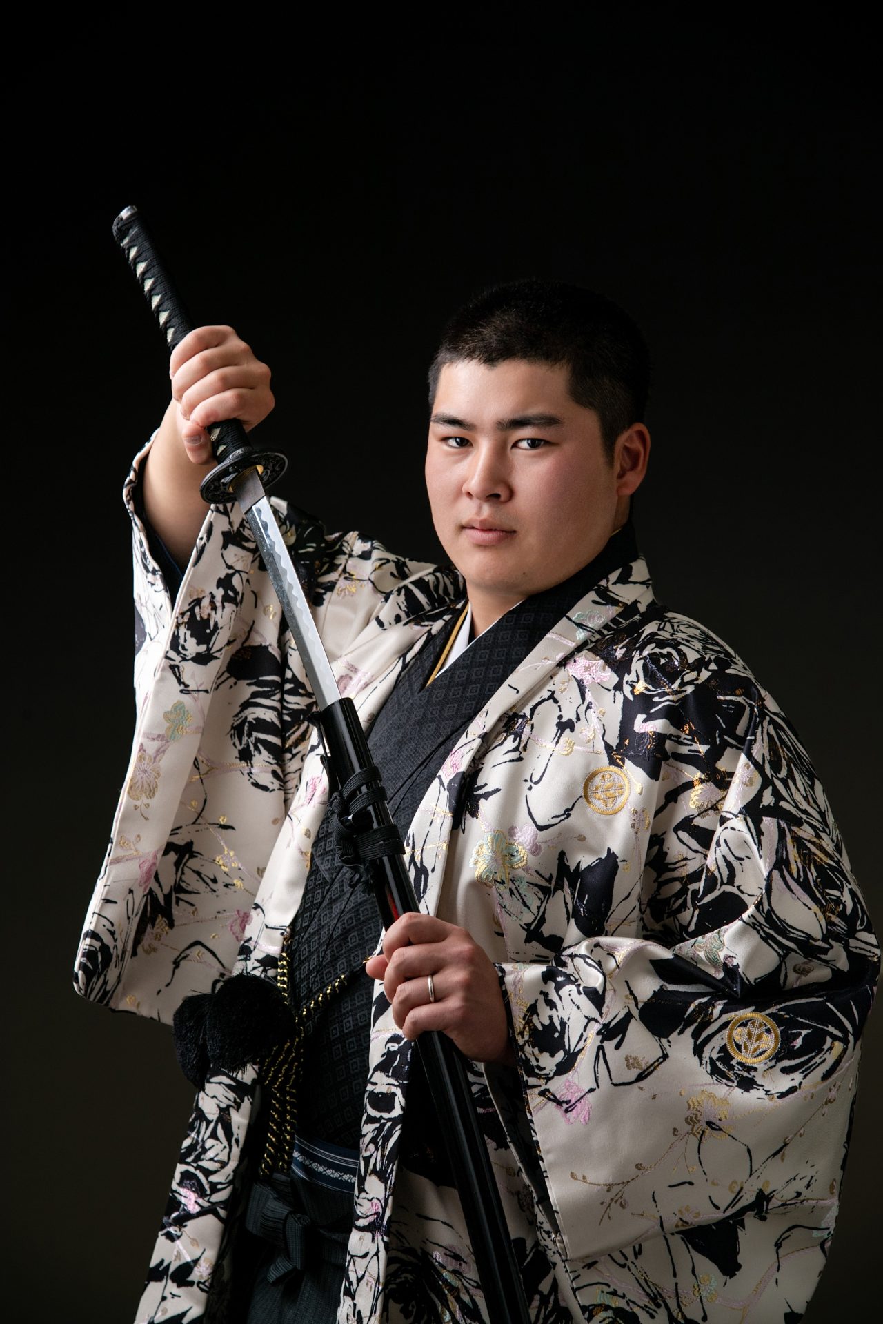 黒い背景に白地の着物姿が映える　日本刀　凛々しい表情