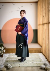 シックな色合わせの袴姿の女性