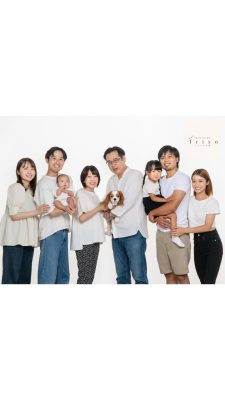 フォトスタジオで家族写真を