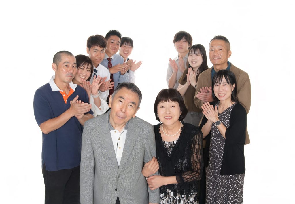 ご夫婦を囲んで子供・孫が集まりました