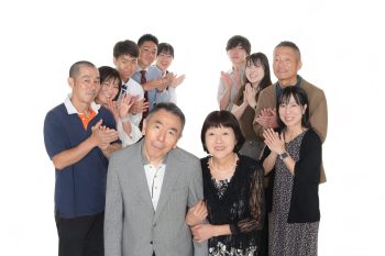 ご夫婦を囲んで子供・孫が集まりました