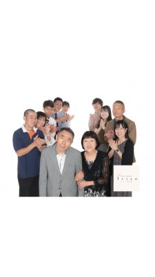 フォトスタジオで家族写真を