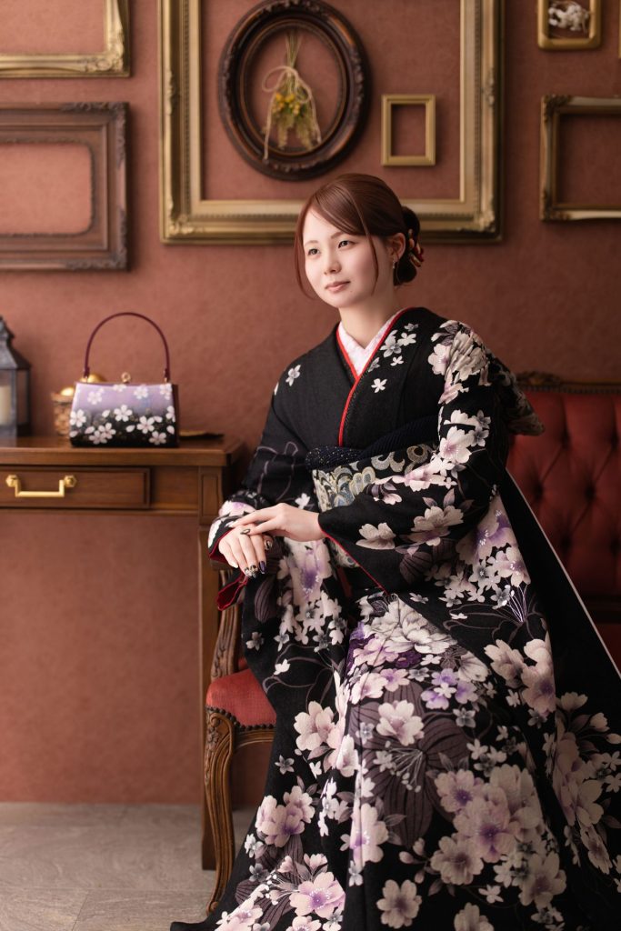 黒地に小花が映える振袖のお嬢様
