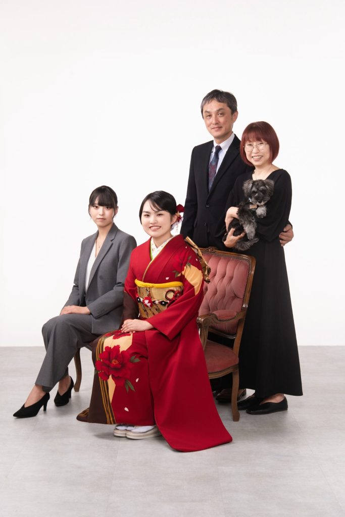 赤い振袖のお嬢様　ご家族に囲まれて